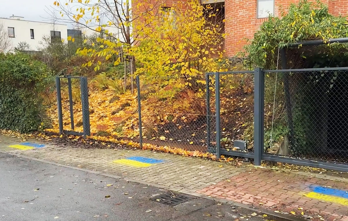 В Праге неизвестный «окружил» дом Окамуры украинскими флагами