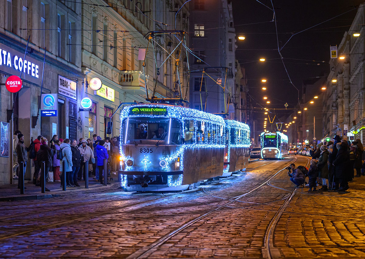 На улицы Праги вышли рождественские трамваи: фото и видео