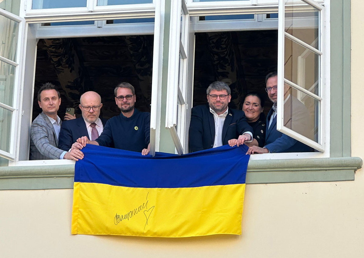 Напротив окон Окамуры вывесили флаг Украины с автографом Залужного