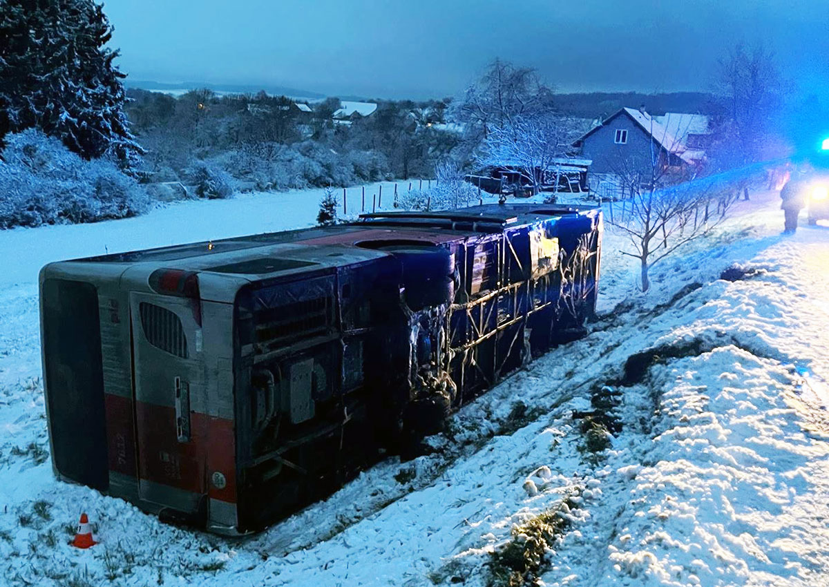 В Чехии перевернулся автобус