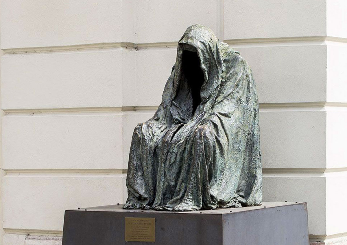 В Праге демонтировали известную скульптуру «Пустой плащ»