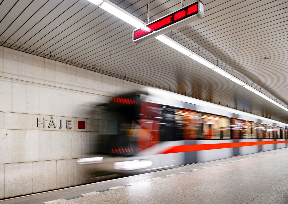 Из-за эпидемии желтухи Прага вводит автоматическое открытие дверей в метро