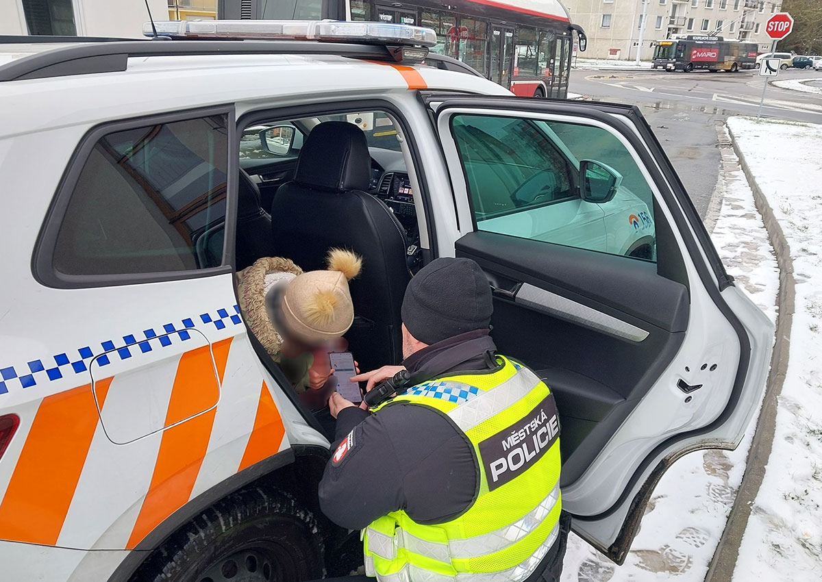 В Чехии полицейские помогли девочке-иностранке добраться домой