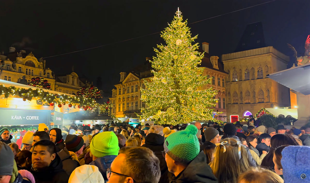 Прогулка по главной рождественской ярмарке Праги в день открытия: видео