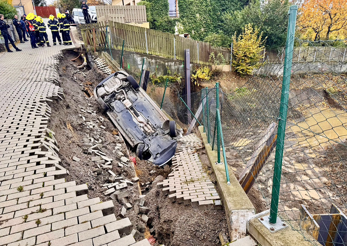 В Праге сошедший грунт уволок полицейскую машину