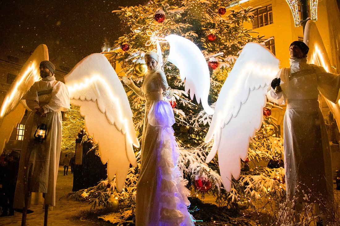 В пятницу по Праге начнут ходить «ангелы»: расписание представлений