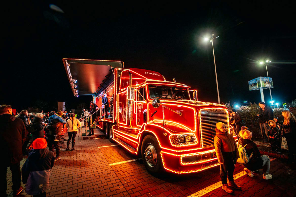 Праздник к нам приходит: рождественский грузовик Coca-Cola приедет в Прагу