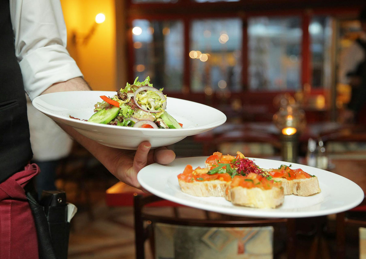 В Чехии официант неудачно зашел на кухню и оказался в больнице