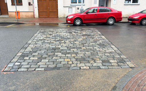 Пражские ремонтники объяснили, зачем кладут брусчатку посреди асфальта