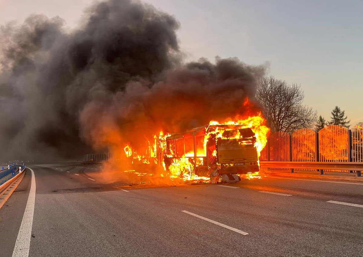 В Чехии автобус загорелся во время движения