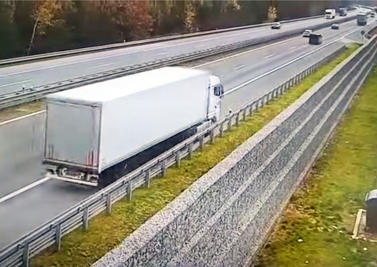 В Чехии пьяный водитель фуры устроил «дрифт» на автомагистрали: видео