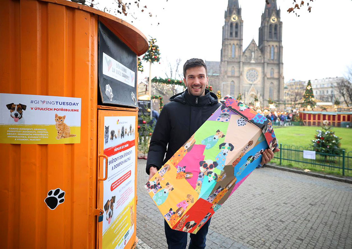 Прага-2 установила контейнер для сбора корма собакам и кошкам в приютах