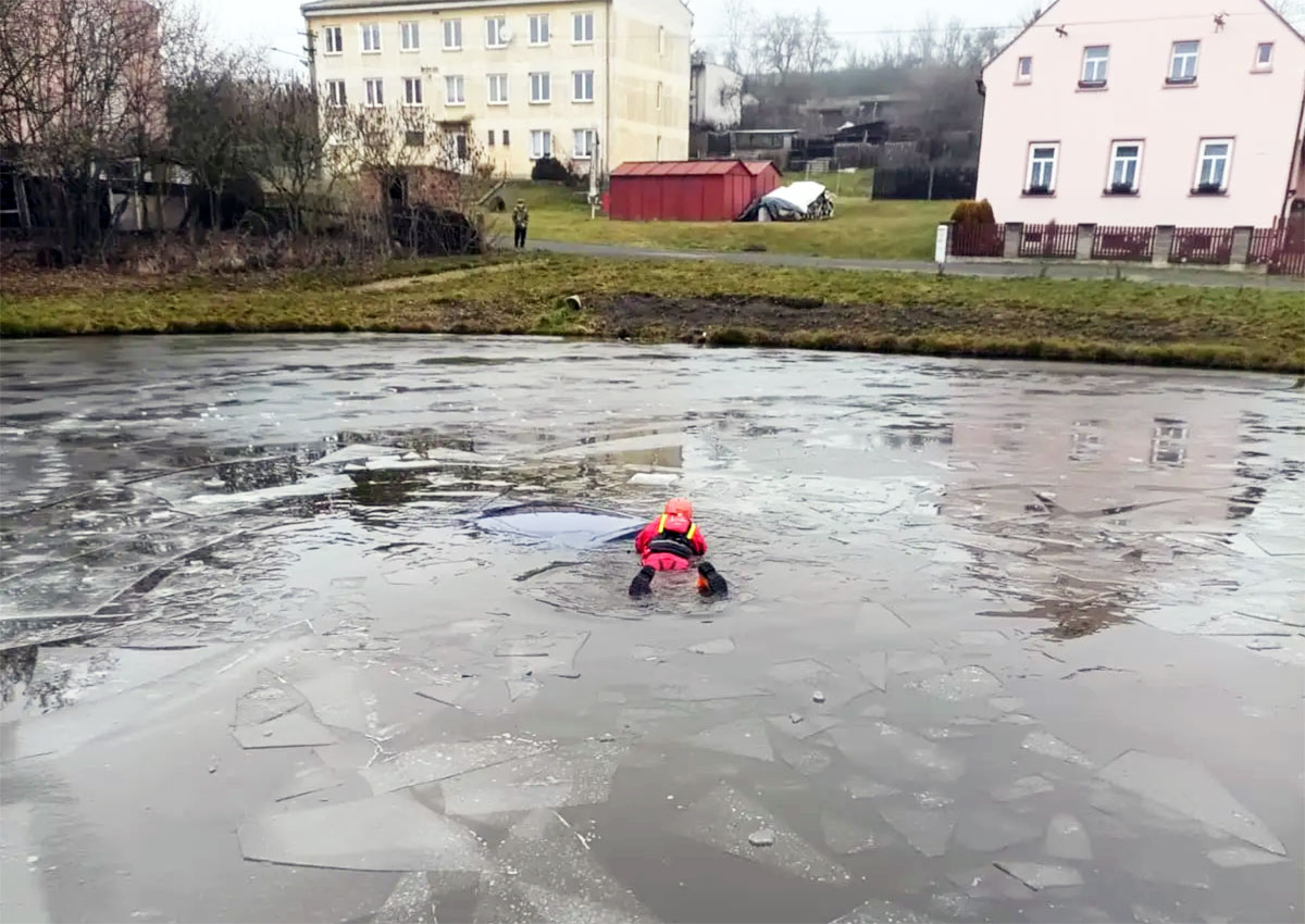 В Чехии пенсионерка отвлеклась от дороги и утопила свое авто