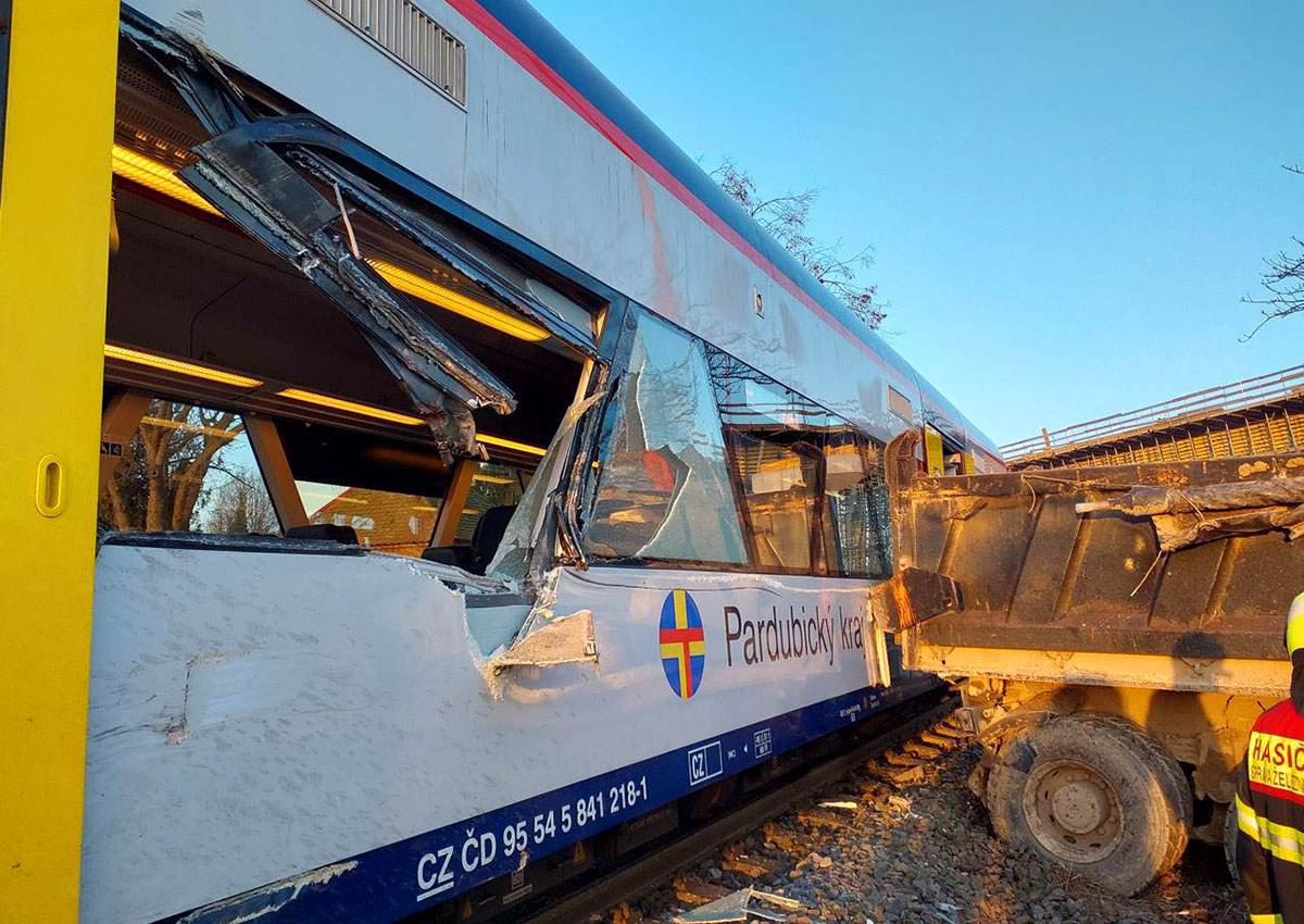 В Чехии пассажирский поезд столкнулся с самосвалом