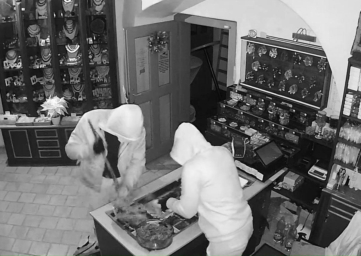 Крупная кража из ювелирного магазина в Чехии попала на видео