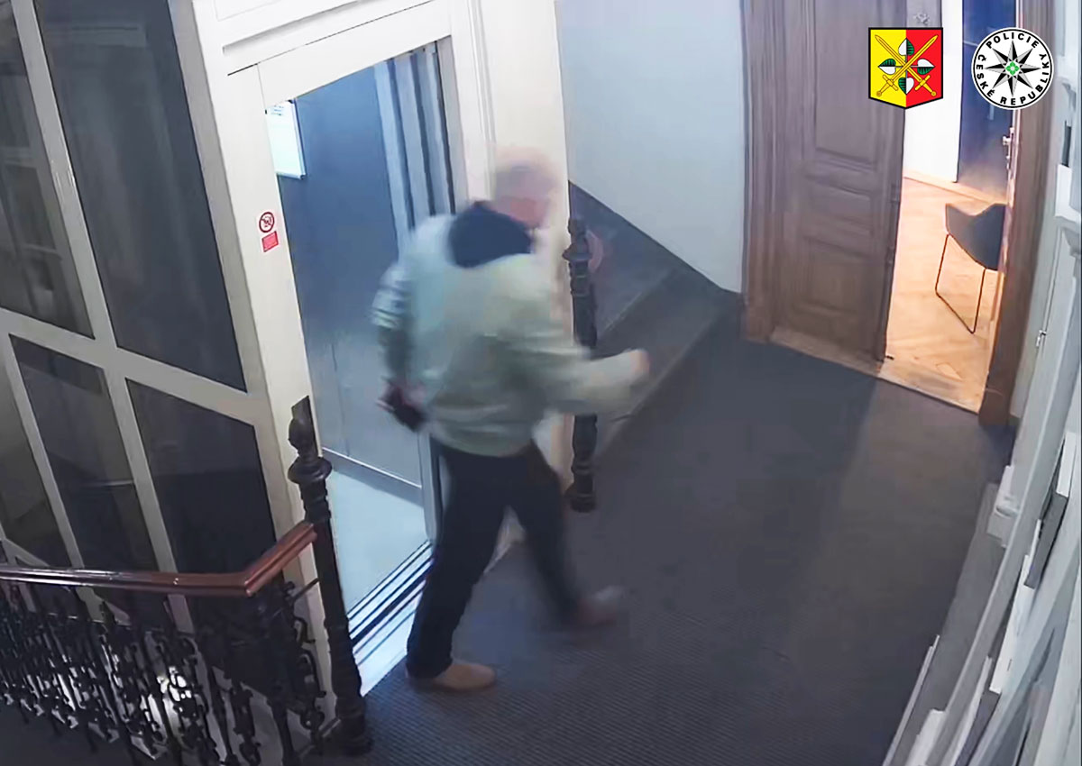 В Праге неизвестному грозит тюрьма за кражу дорогой обуви: видео