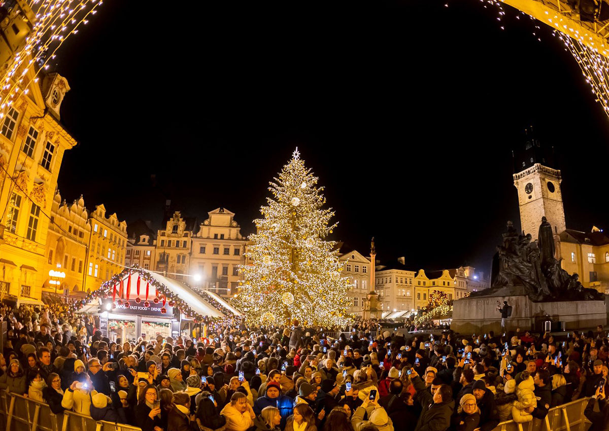 Главная ёлка Праги послужит добру и после праздников