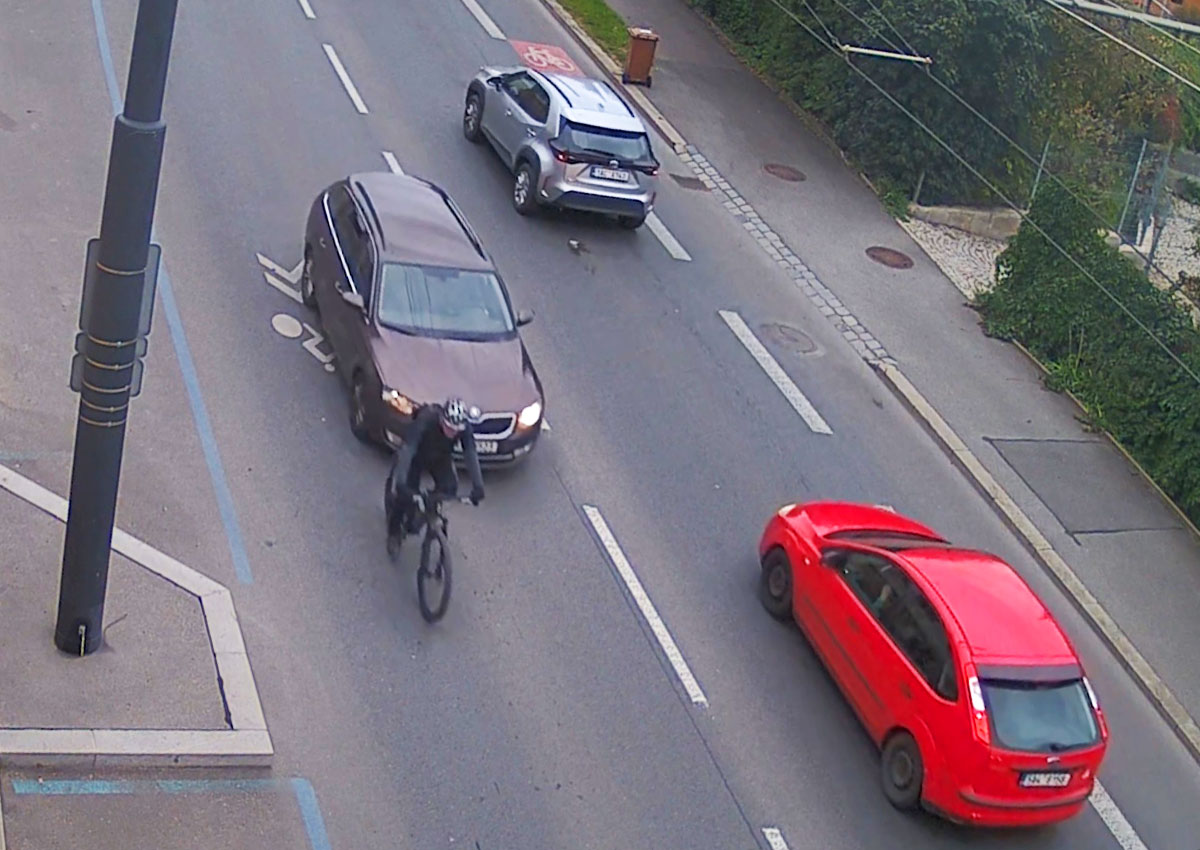 В Праге водитель «Шкоды» сбил велосипедиста и поехал дальше