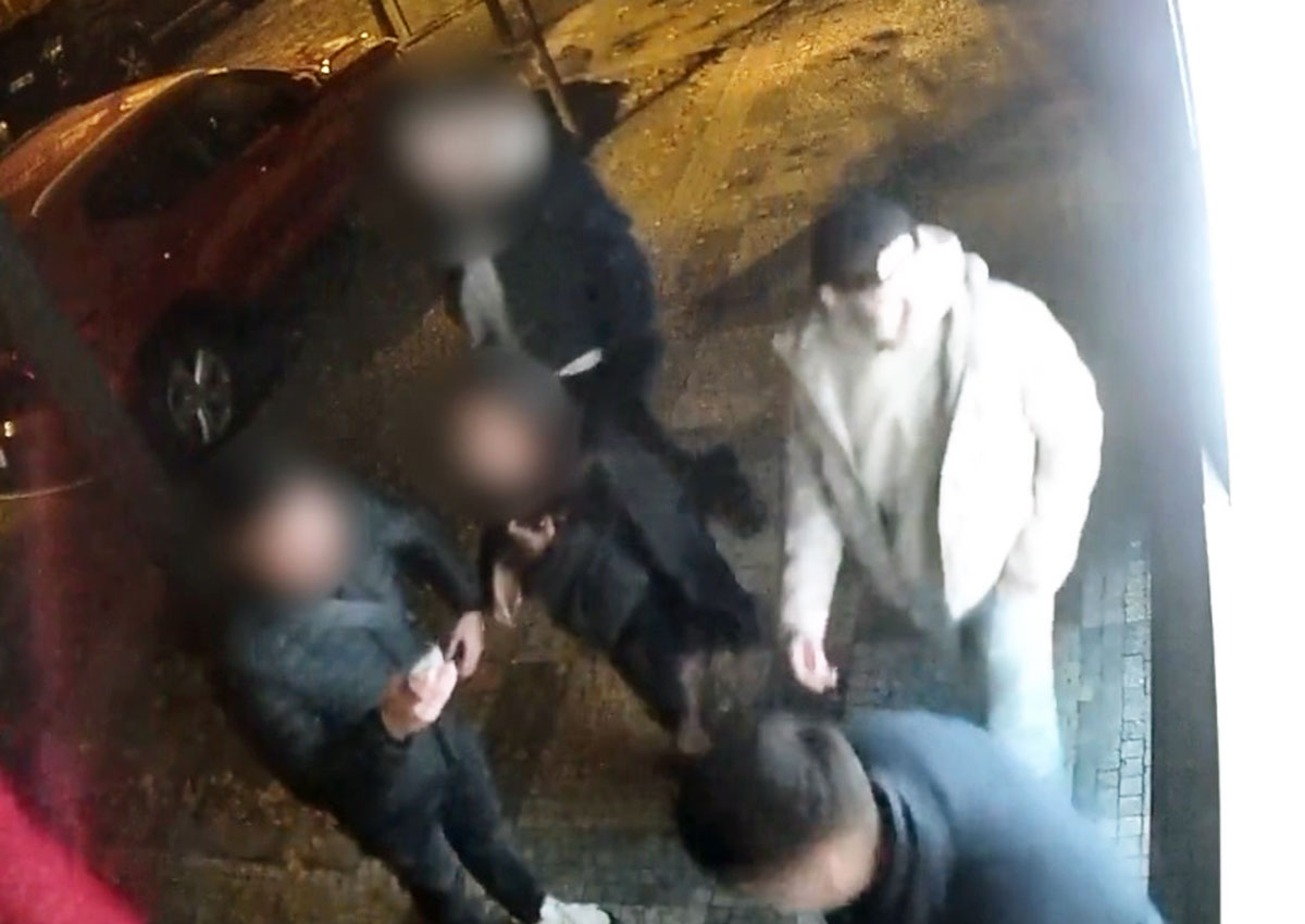 В Праге неизвестные «зиговали» перед еврейским магазином: видео