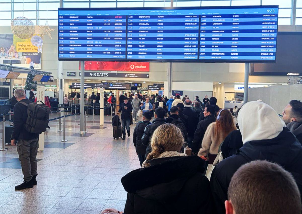 В аэропорту Праги образовались гигантские очереди