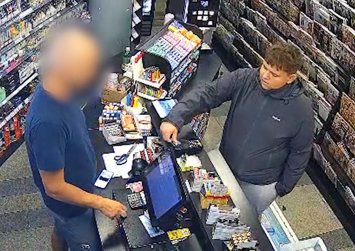 В Праге неизвестный оплачивал покупки украденной картой: видео