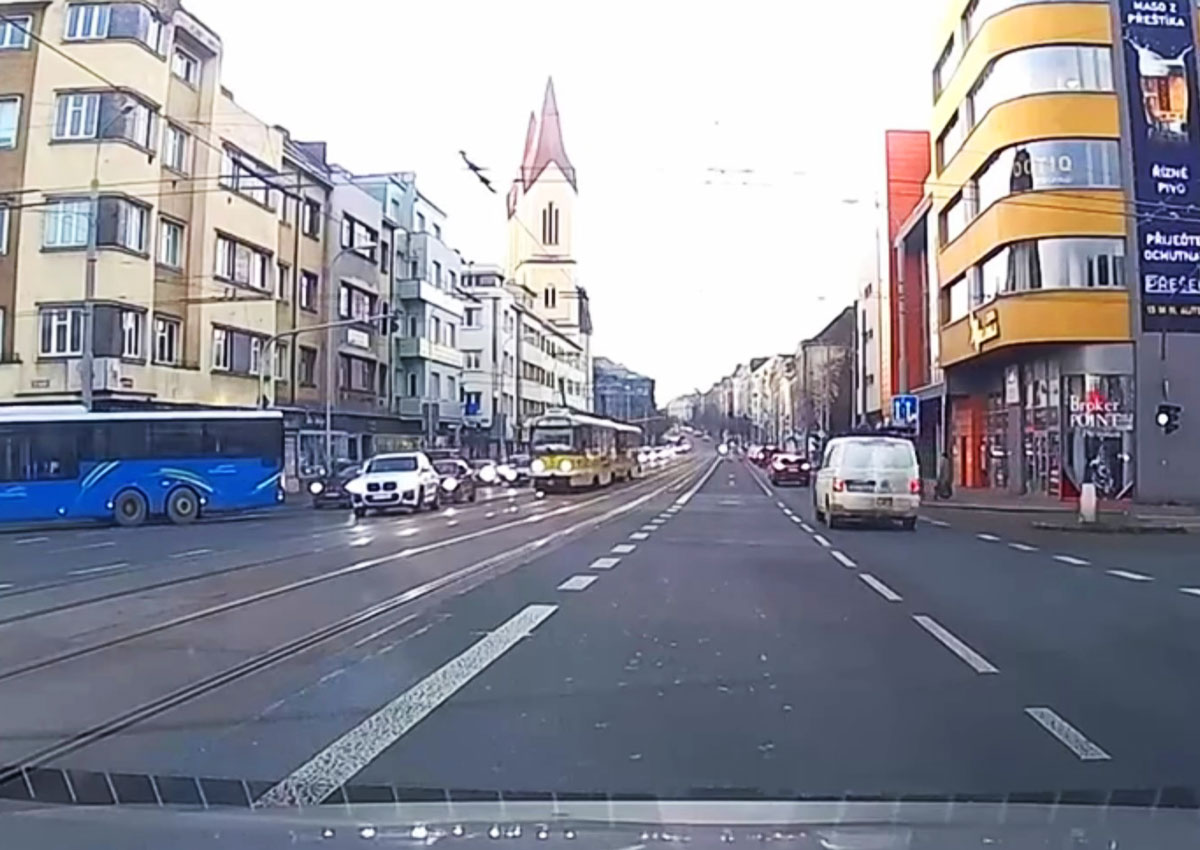 В Чехии болван на BMW поставил под угрозу пассажиров трамвая: видео