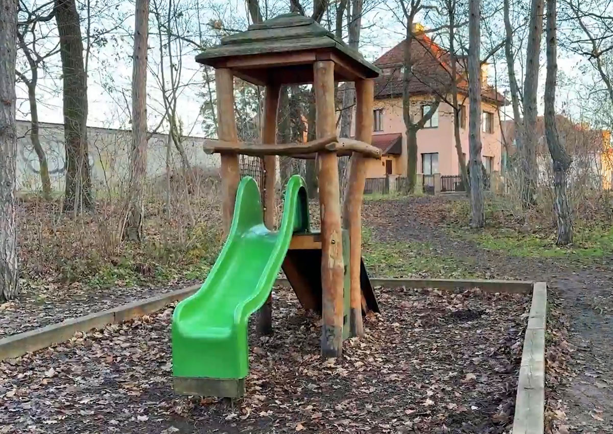 На детской площадке в Праге обнаружили деактивированную гранату