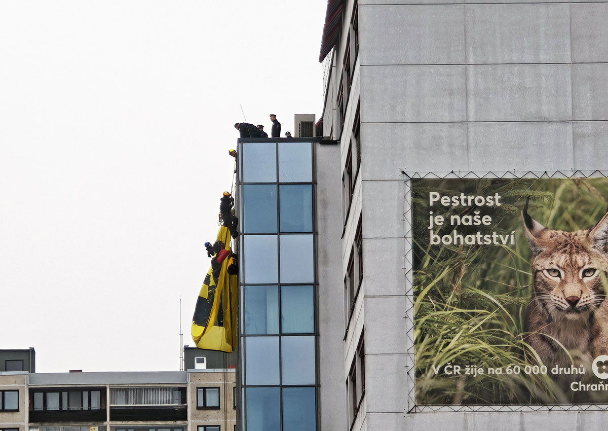 В Праге активисты Greenpeace проникли на крышу Министерства окружающей среды ЧР