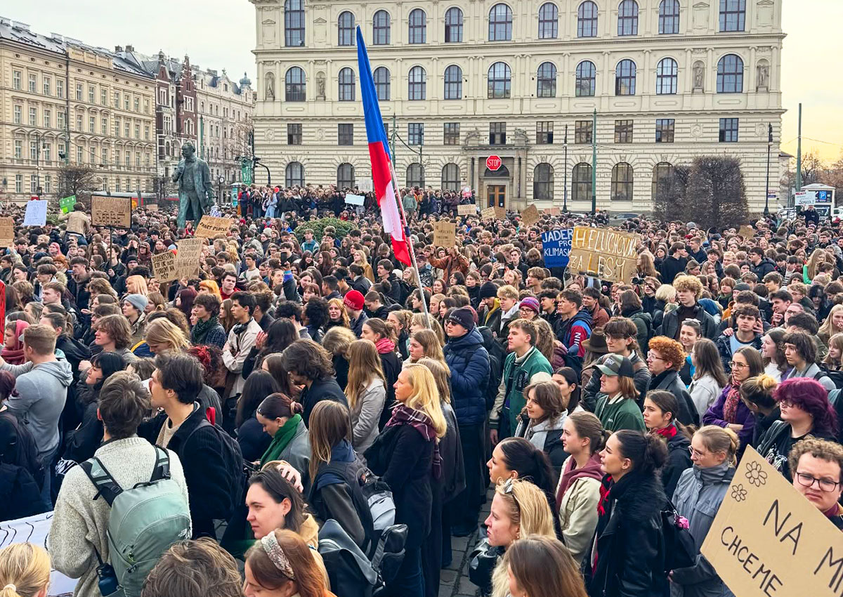 В Чехии студенты массово протестуют против «Автомобилистов» у руля министерства экологии