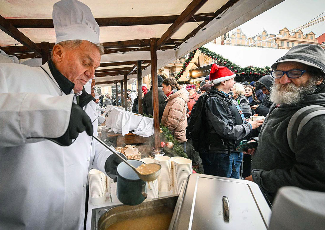 Мэр Праги бесплатно раздаст рождественский суп всем желающим