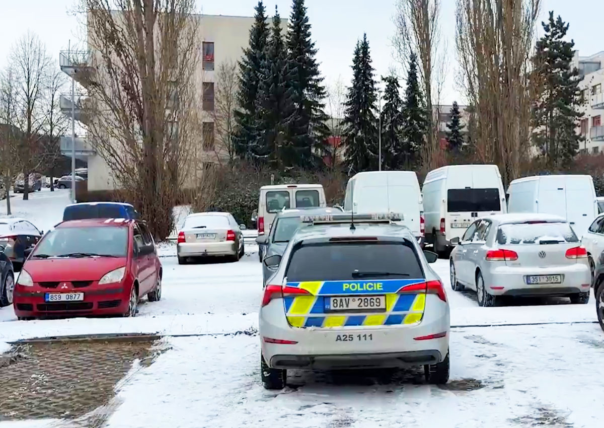 В Праге водитель нашел мертвого мужчину под своим припаркованным авто
