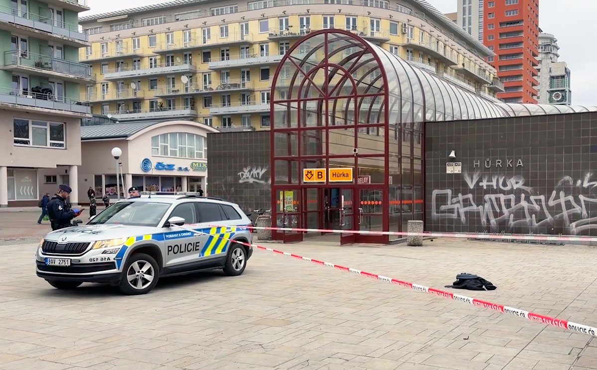 В Праге возле метро обнаружили мужчину с ножевым ранением