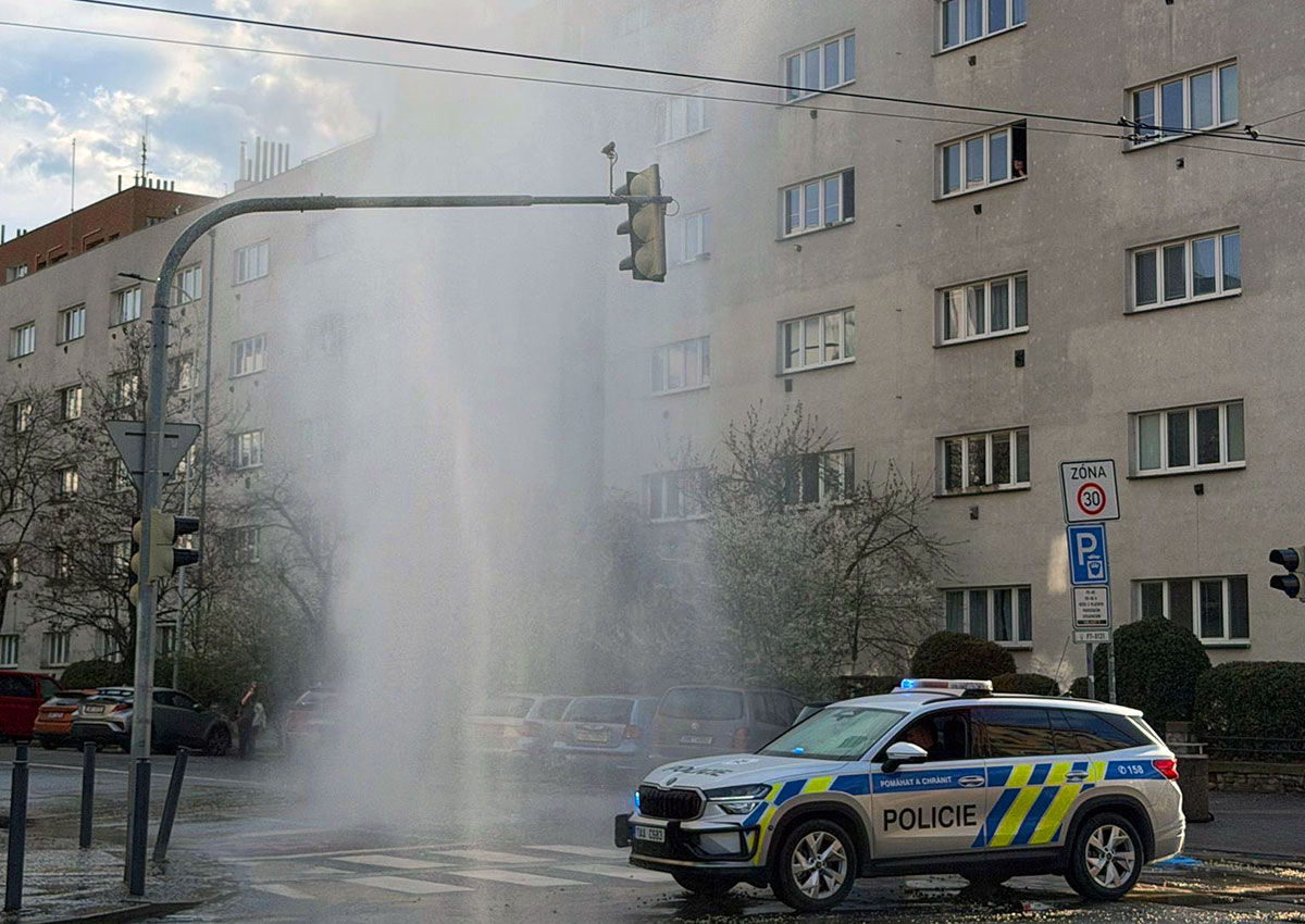 В Праге из-за прорыва водопровода образовался «гейзер»