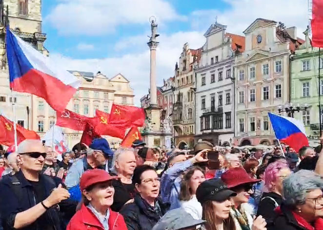 Советские флаги, гимн и танк. Коммунисты отметили День победы в центре Праги