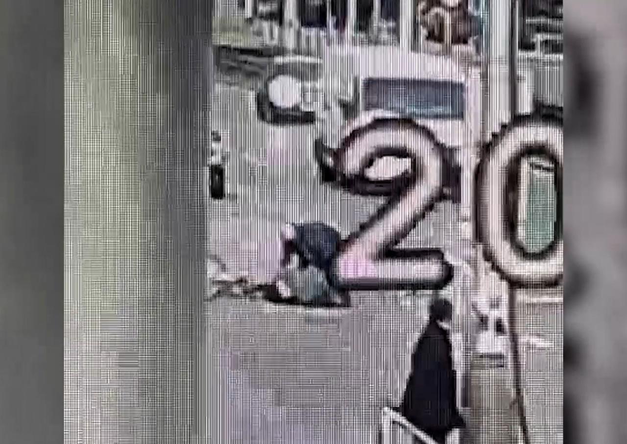 В Праге грабитель жестоко избил мужчину на улице. Никто не вмешался