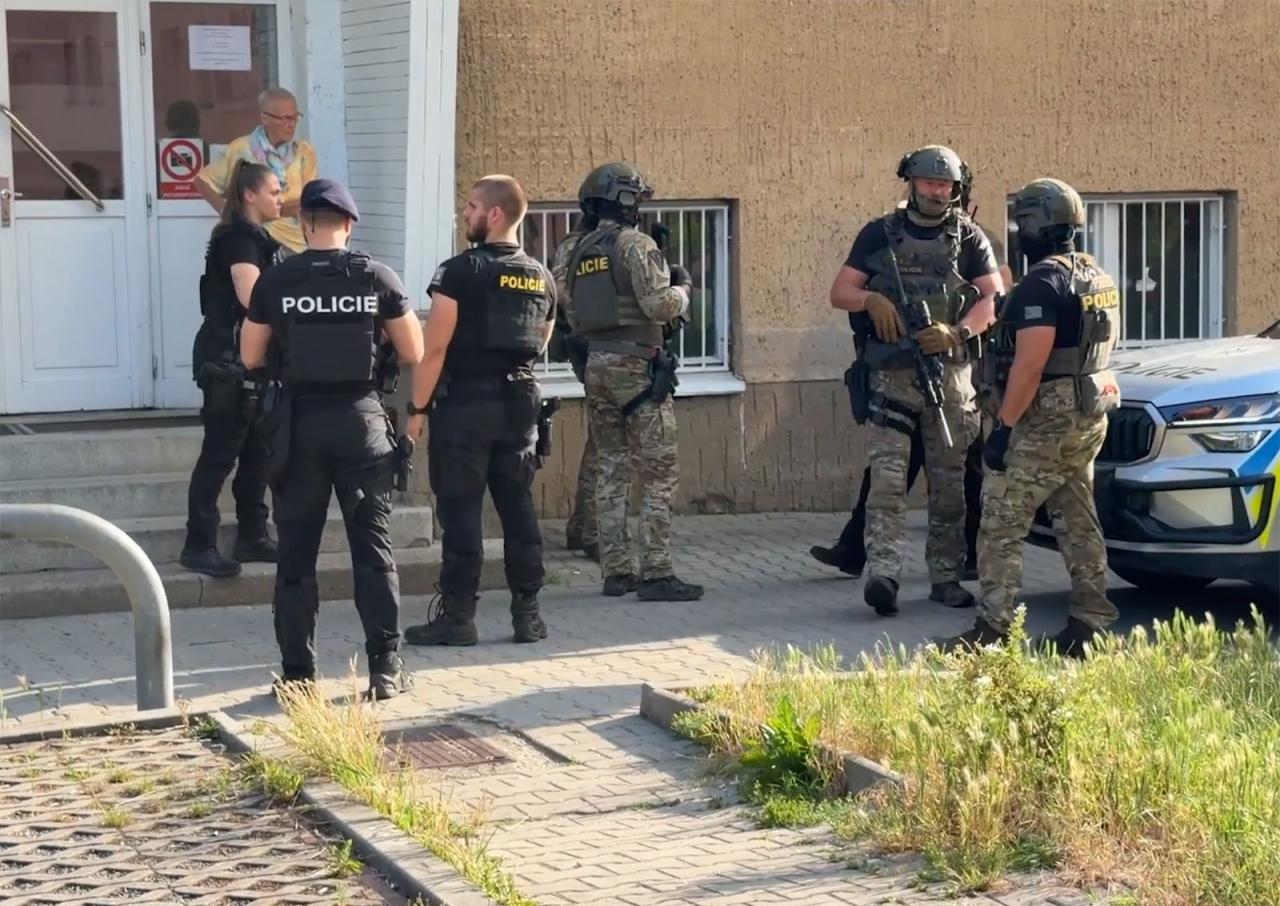 В Праге и окрестностях ищут опасного вооруженного мужчину