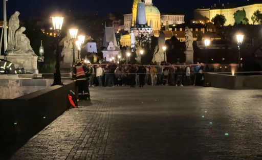 Человек упал с Карлова моста в центре Праги