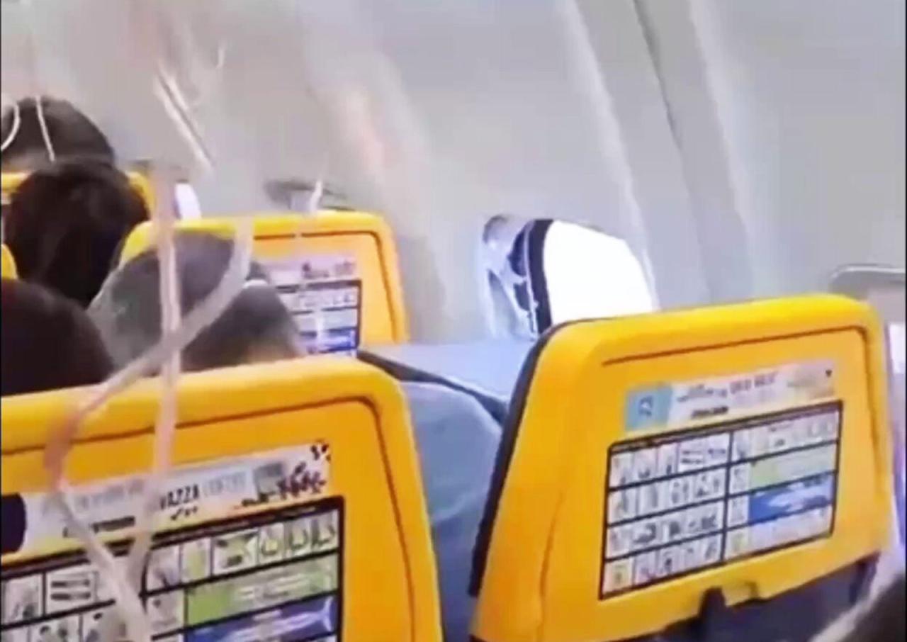 Паника на рейсе Ryanair: пассажира едва не втянуло в разбившийся иллюминатор