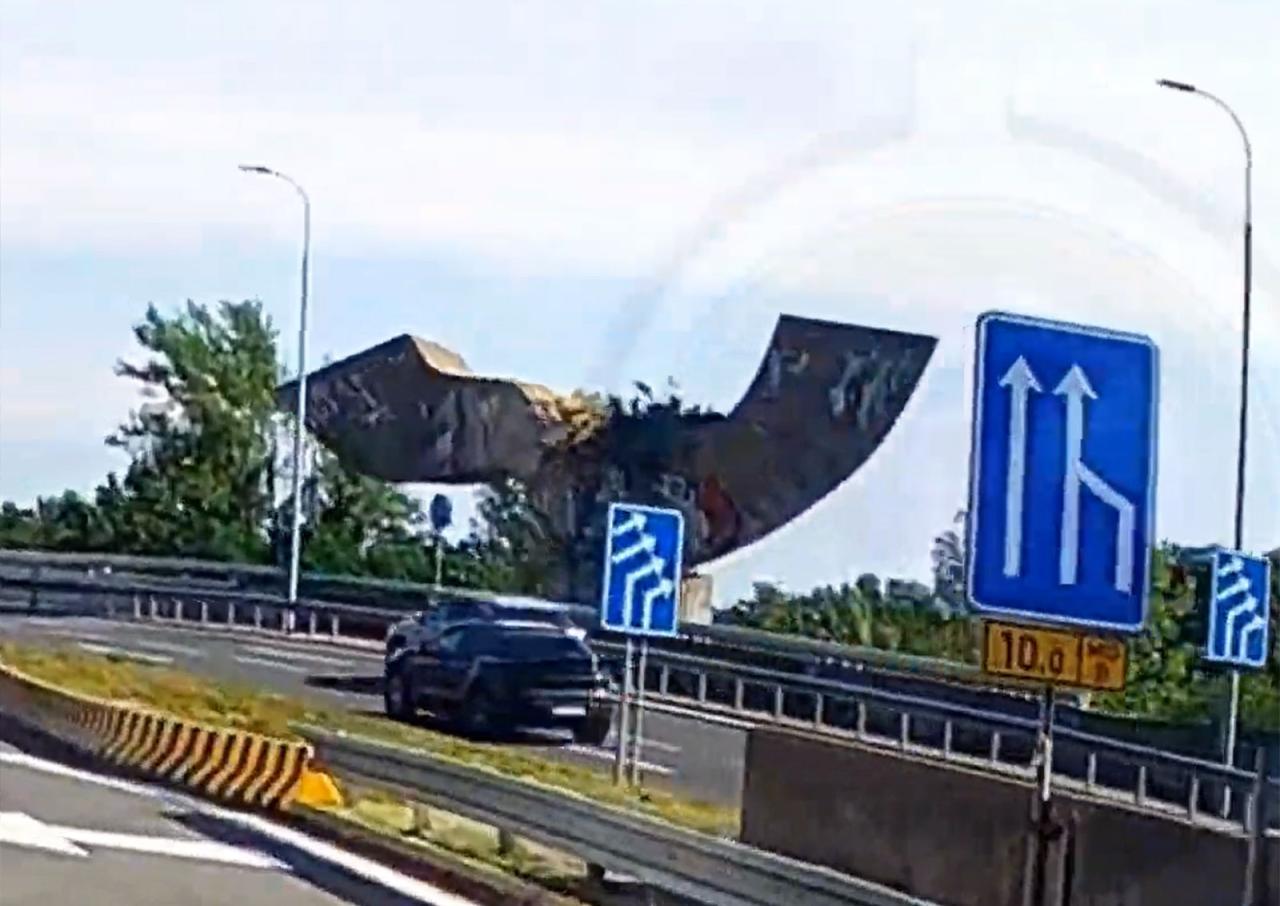 Появилось детальное видео падения скульптуры «Равновесие» в Праге