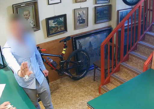 В Праге мужчина украл из антикварного магазина кольцо за 1,5 млн крон: видео