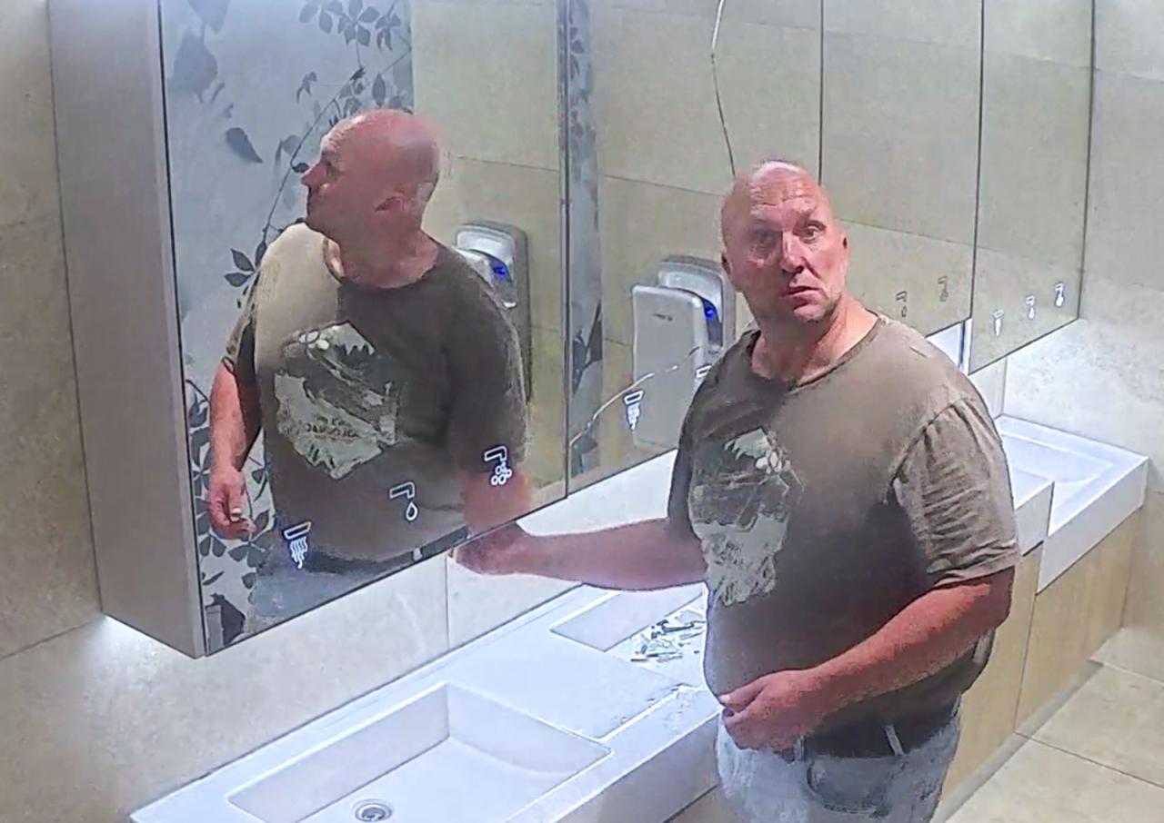 В Праге посетитель ТЦ разбил зеркало в туалете. Его засняла камера 