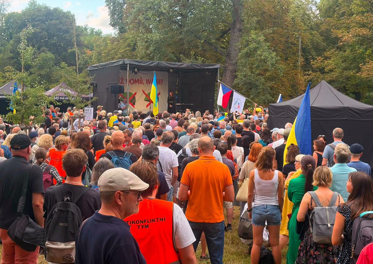 У посольства России в Праге прошел митинг «Иван, иди домой!»: фото и видео