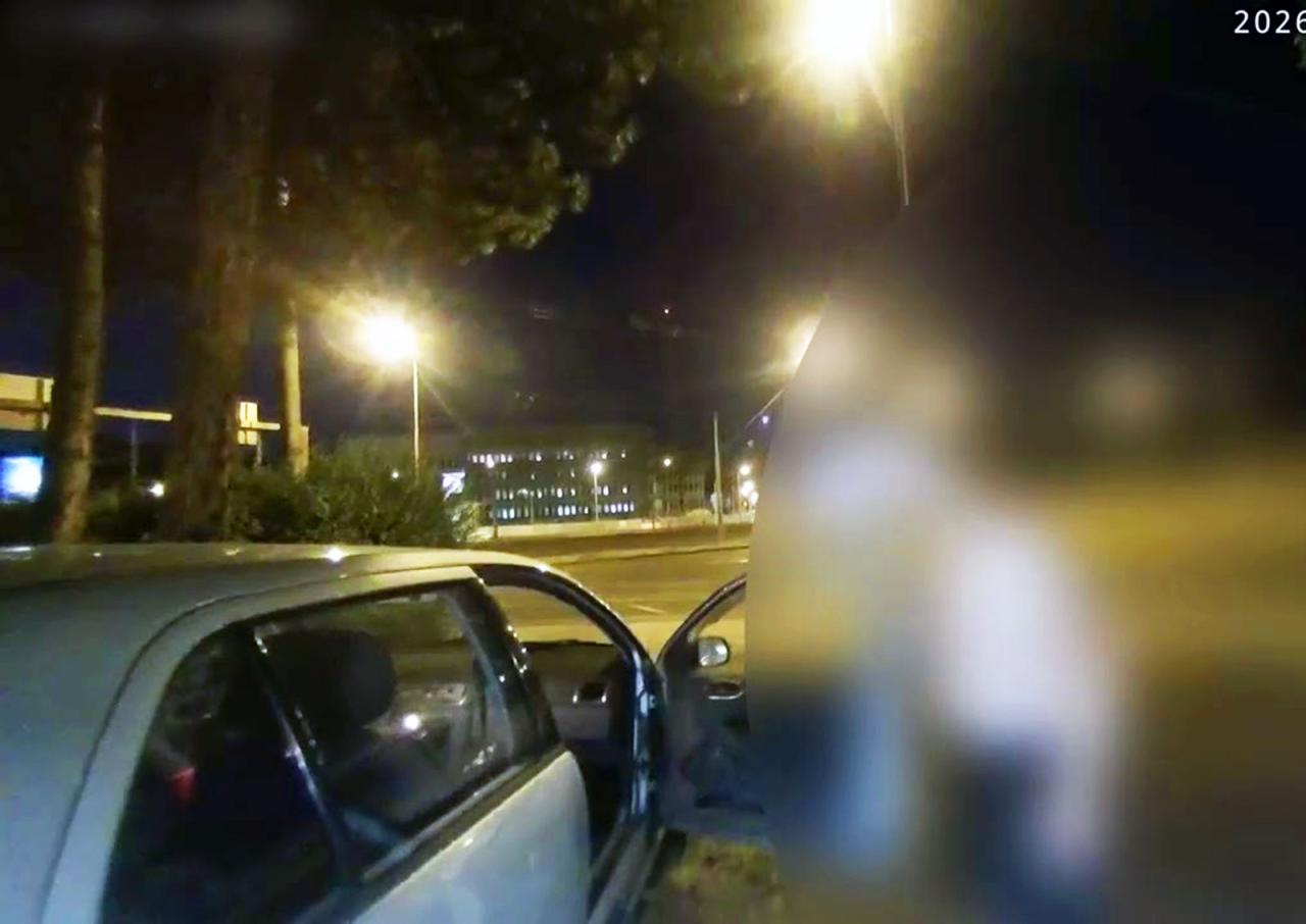 В Чехии пьяный водитель потерял шину и напал на полицейских: видео