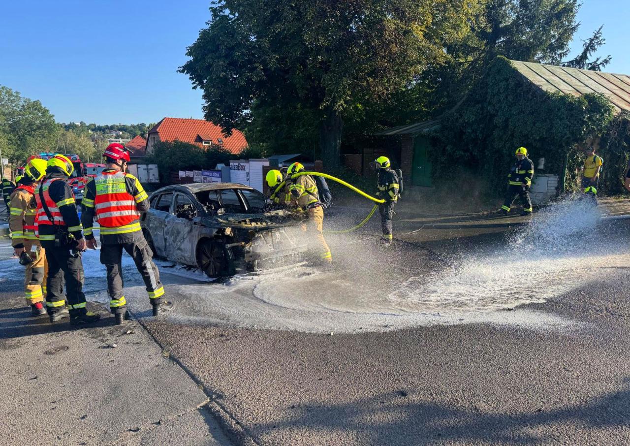 В Праге во время движения самовоспламенился электромобиль: видео