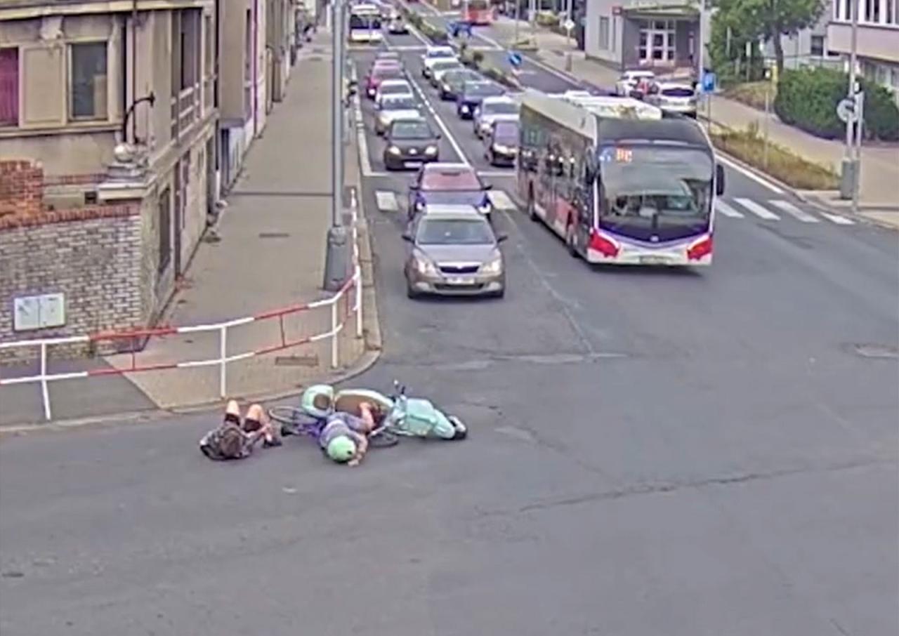 В Чехии велосипедист сбил девушку на скутере: видео