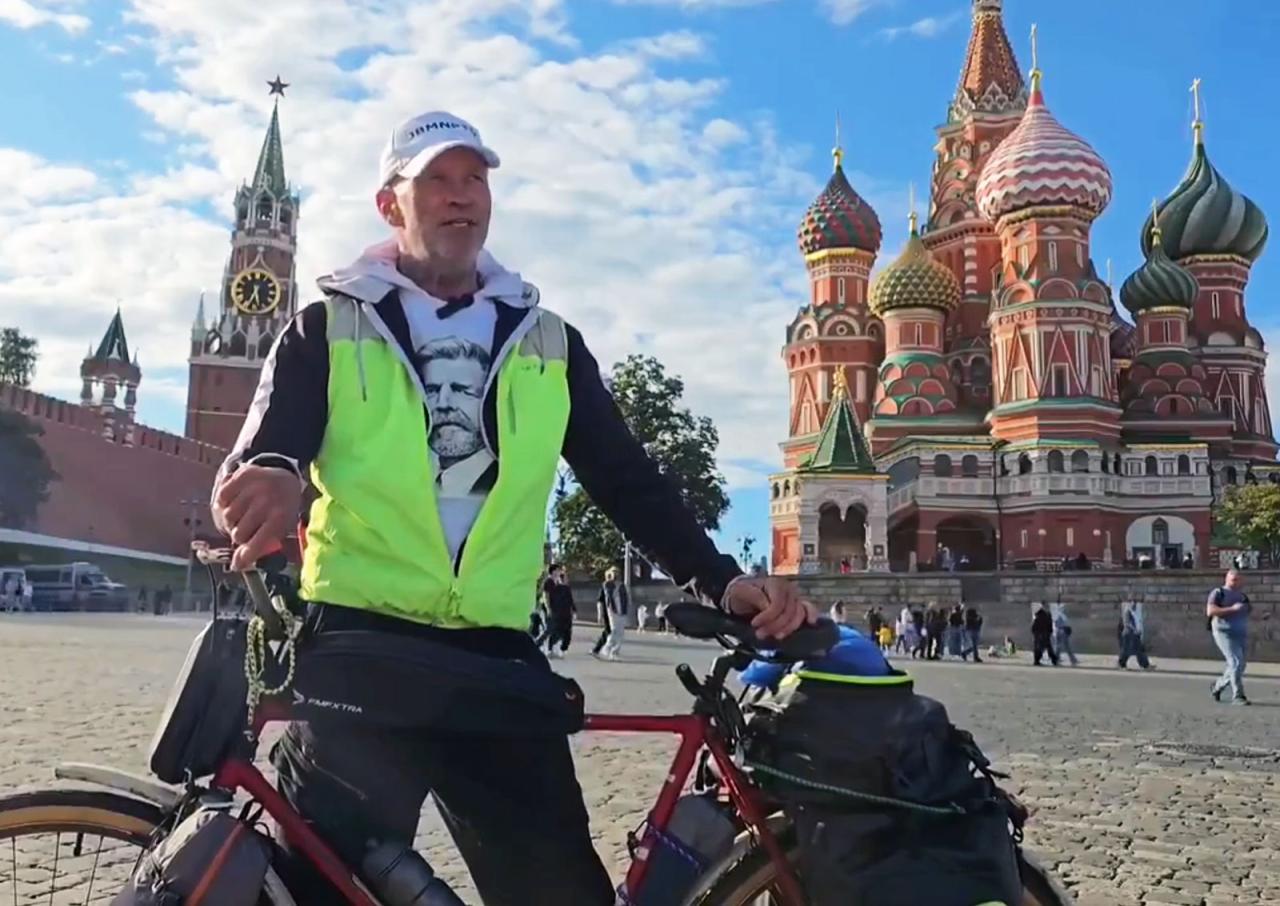 Чешский путешественник поддержал Украину из центра Москвы: видео