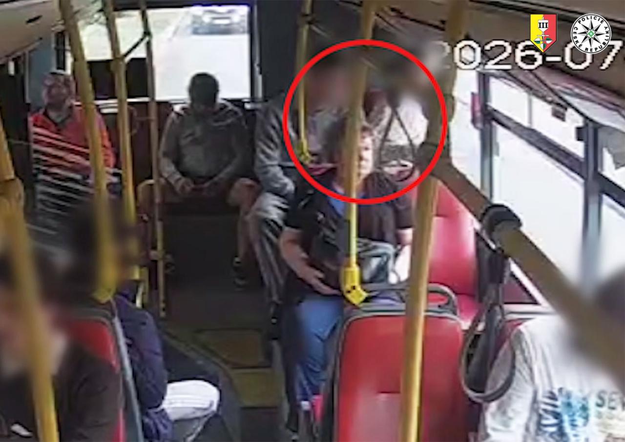 Двое мужчин ограбили подростка в пражском автобусе: видео
