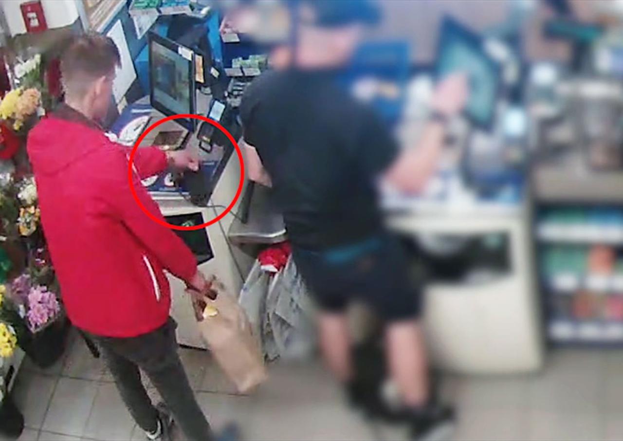В Праге неизвестный присвоил забытый на кассе бумажник: видео