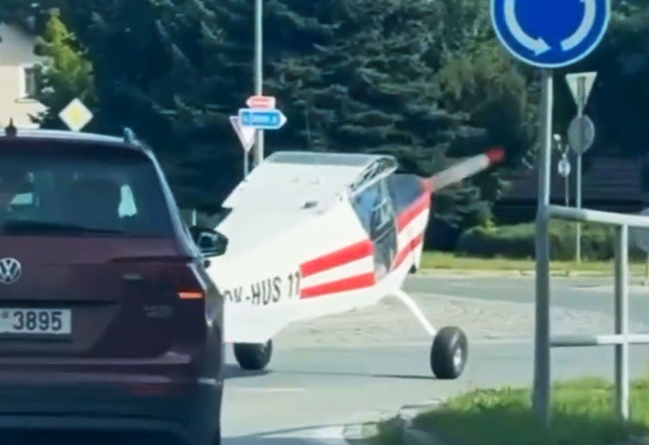 В Чехии по дороге ехал самолет: видео