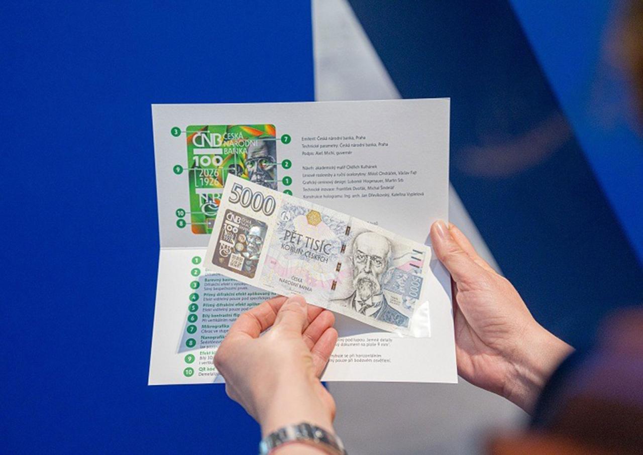 Жители Праги выстроились в гигантскую очередь за особой банкнотой